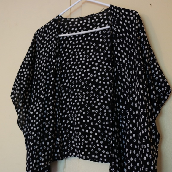 Brandy Melville Kimono - Picture 2 of 3